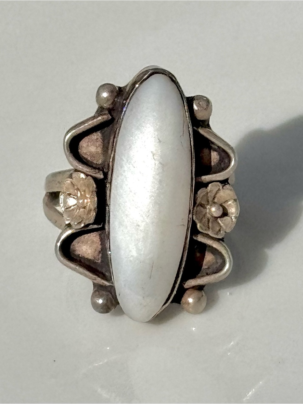 Vintage Native American Sterling Silver Mother-of-Pearl Oval Ring Signed